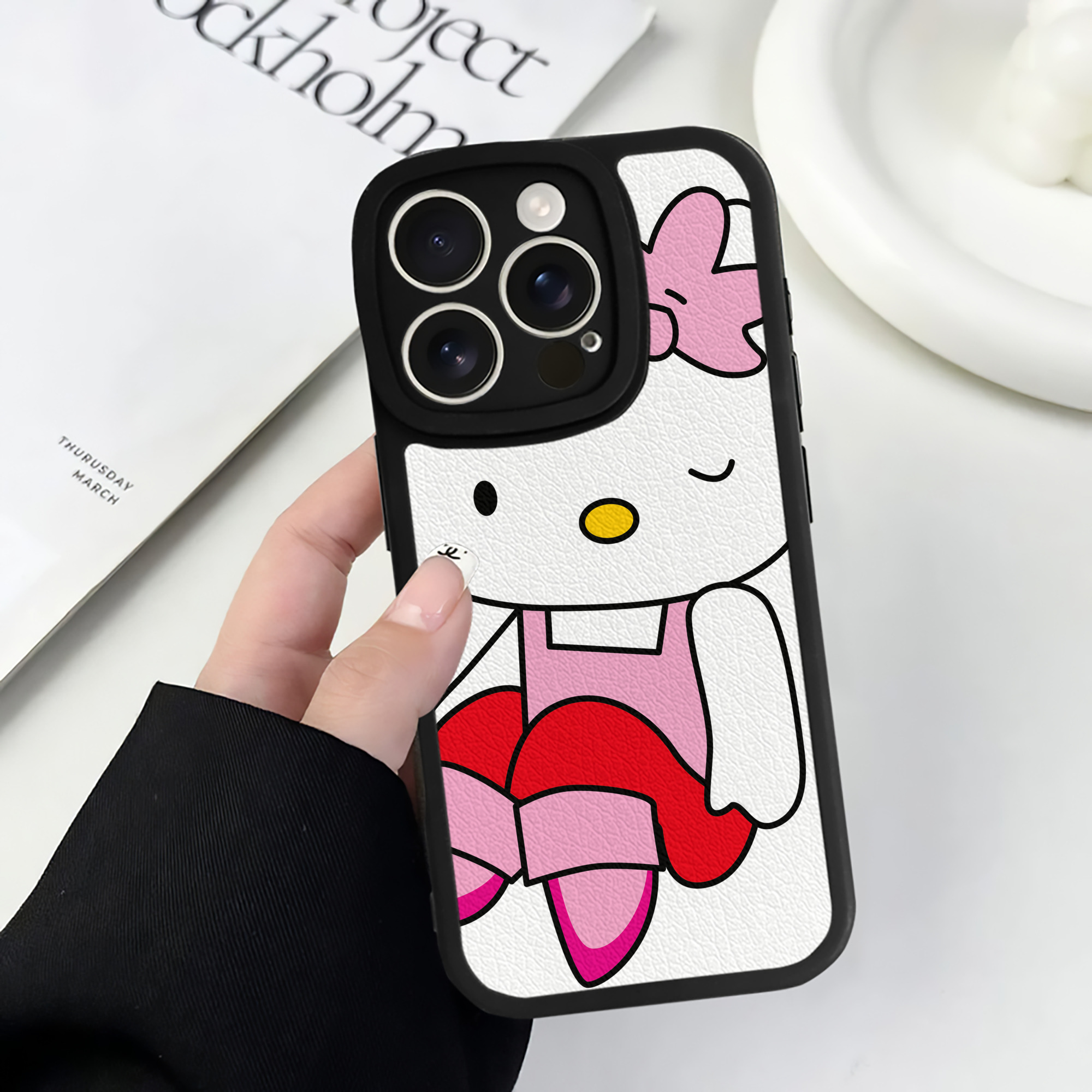 （画像用） Hello Kitty ハローキティ 【iPhone 16シリーズ対応】シリコンスマホケース（レザー調） 材質：シリコン